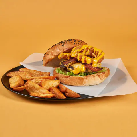Hamburguesa Americana con aros de cebolla y papas en cascos