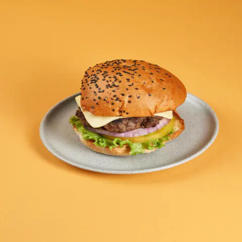 Hamburguesa Clásica en pan de ajonjolí negro