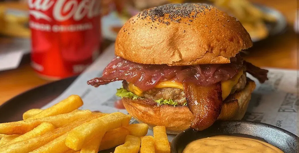 Hamburguesa de Bunker Burger con tocineta y papas a la francesa