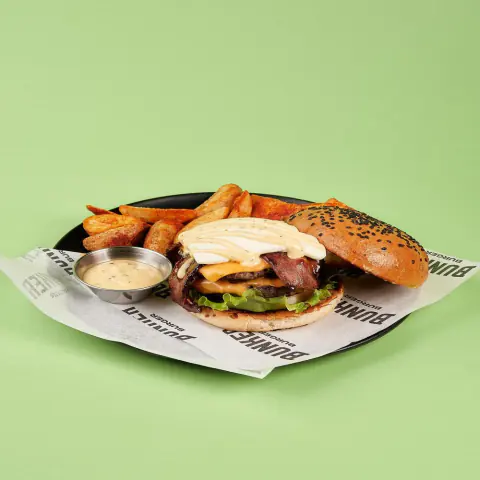 Hot Bacon con doble carne, queso y papas en cascos