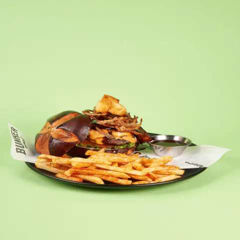 King BBQ en pan pretzel con cebolla crocante y papas