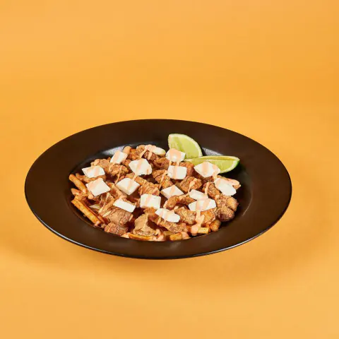 Papas cargadas con chicharrón y queso